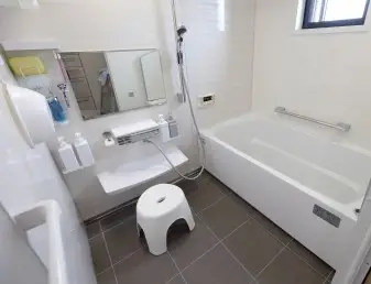 タカラスタンダード伸びの美浴室　収納たっぷりのTOTO洗面台